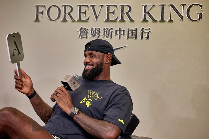 星空体育app官方下载-詹姆斯晒成都行活动图集：成都在我心中永远有特别的位置，国王爱你