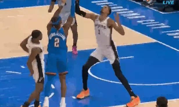 星空体育app下载-亚历山大造成犯规打成2+1砍下20分，雷霆下半场领先马刺11分