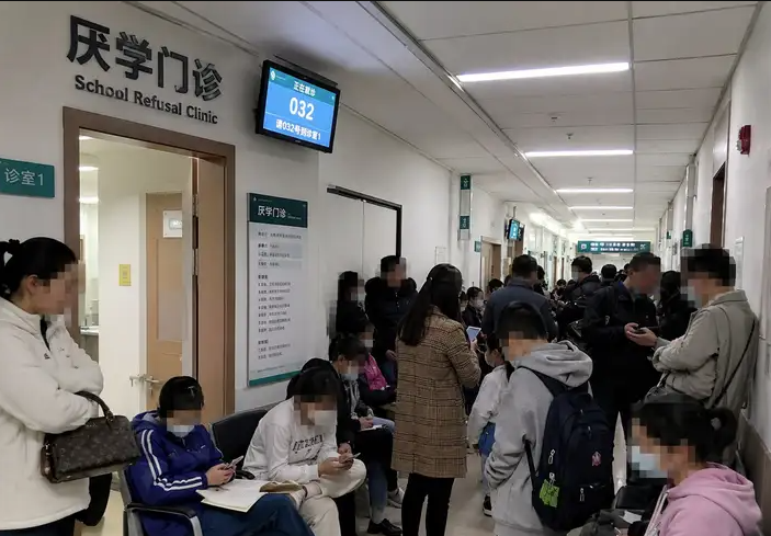 星空体育app官方网站-休学门诊挤满了初三学生，北大教培人揭开真相：三条路全被堵死，他们无处可逃